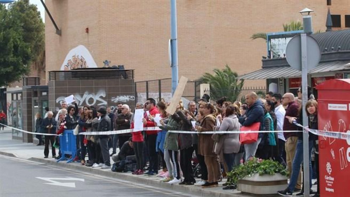 Un centenar de personas se concentran al grito de