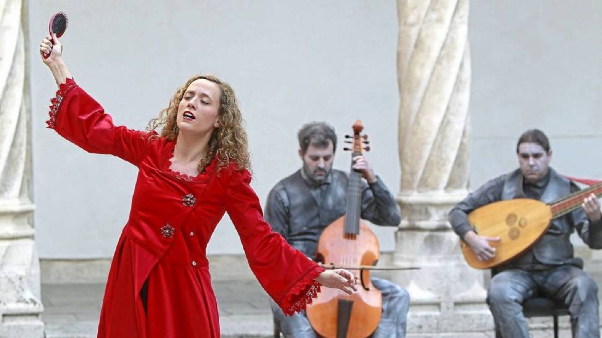 Paula Mendoza, frente a Lubeiro y Jarabo, en ‘Che si può fare’, de Teatro Dran.-J.M. Lostau