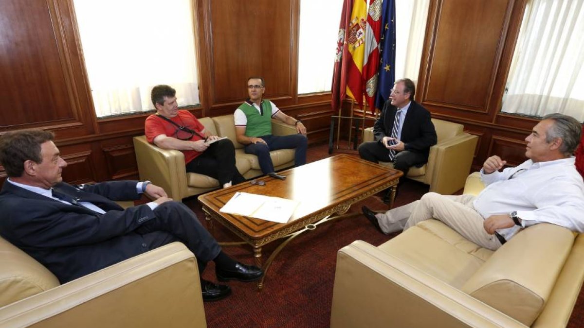 El alcalde de León, Antonio Silván, se reúne con el secretario provincial de UGT, Manuel Mallo-Ical