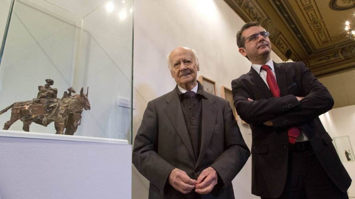 El diputado de cultura, Manuel Tostado, y el escultor Venancio Blanco, presentan una muestra de trabajos de motivos navideños esculpidos y dibujados por el artista-Ical