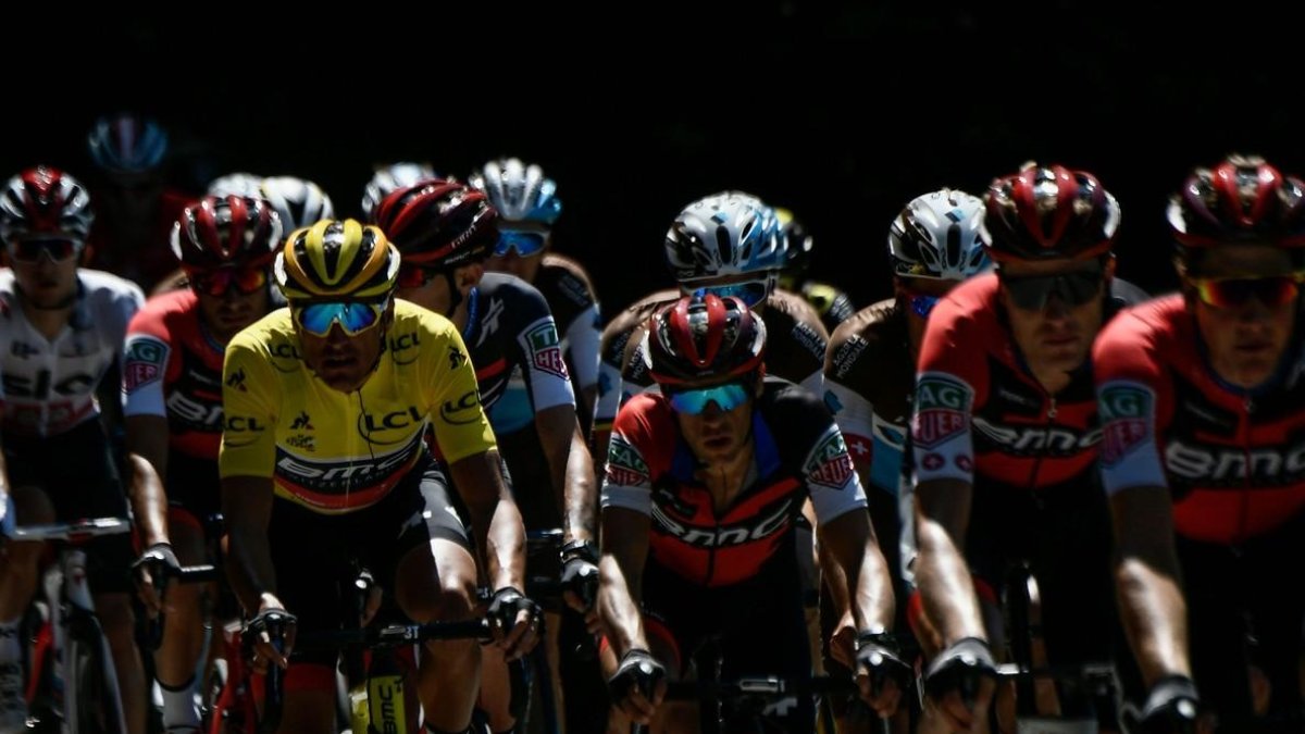 El equipo BMC, con Greg van Avermaet vestido de amarillo, controla durante la quinta etapa del Tour. /-PHILIPPE LOPEZ (AFP)