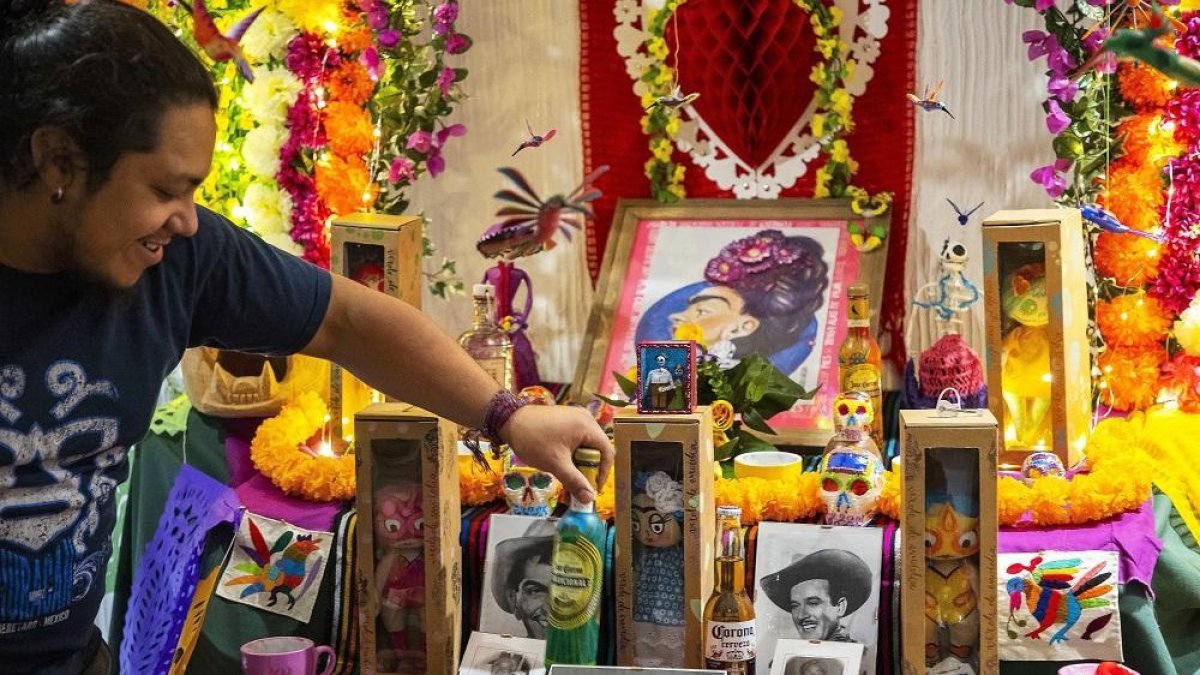 Eduardo Cartas, responsable del restaurante Totol Naj de Valladolid, junto al Altar de Difuntos.-ICAL
