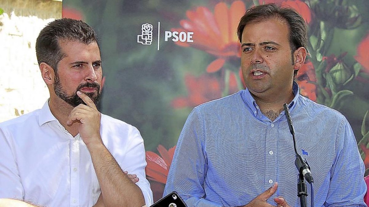 El secretario regional del PSOE, Luis Tudanca, junto con el procurador leonés Tino Rodríguez en un acto en León.-ICAL
