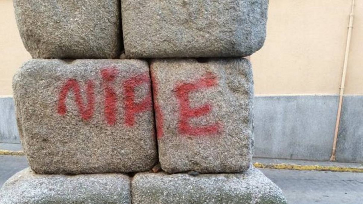 Restos de pintadas vandálicas en el acueducto de Segovia-Ical