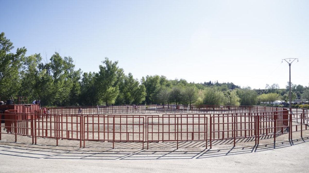 Plaza de toros portátil en Arroyo de la Encomienda. - PHOTOGENIC