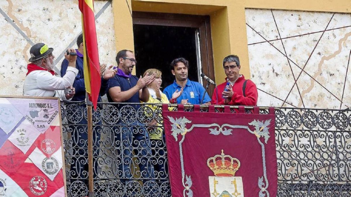 Poncerla en el balcón.-Pablo Requejo