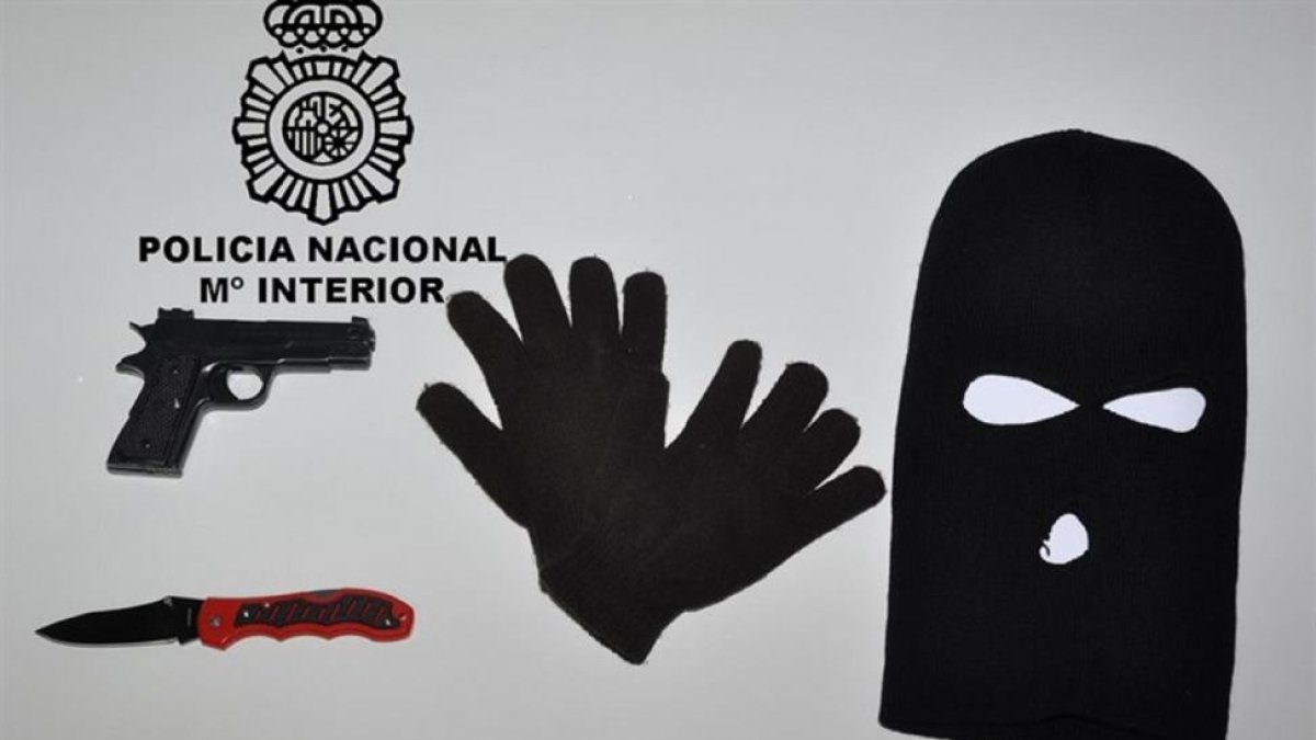 Pasamontañas, guantes y navaja intervenidos por la Policía.-EUROPA PRESS
