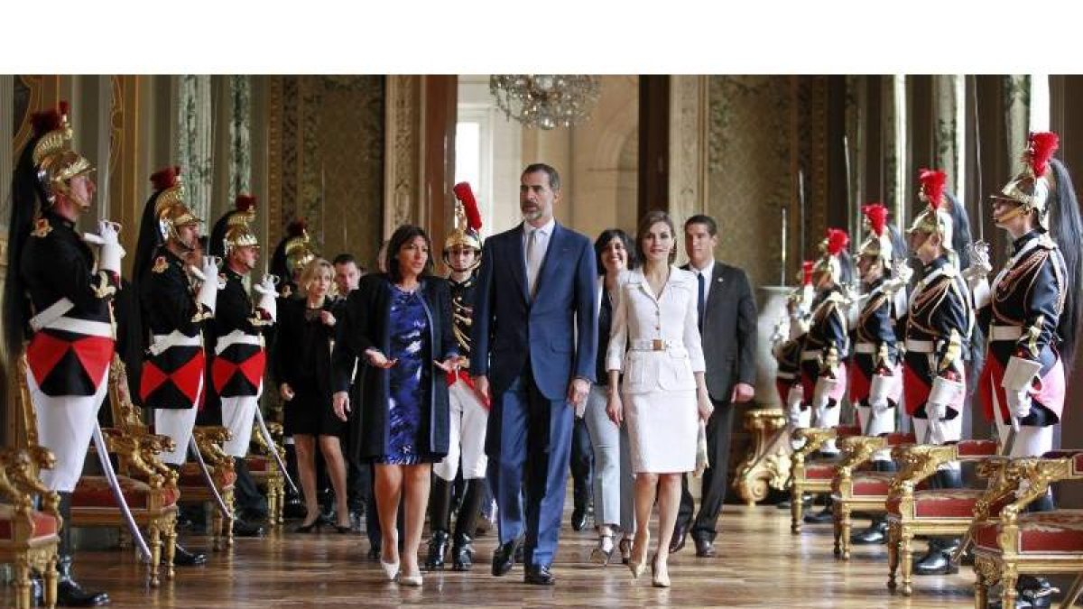 Los reyes de España, Felipe VI (c) y Letizia (d), son acompañados por la alcaldesa de París, Anne Hidalgo (i), durante su visita al ayuntamiento de París.-Foto: EFE