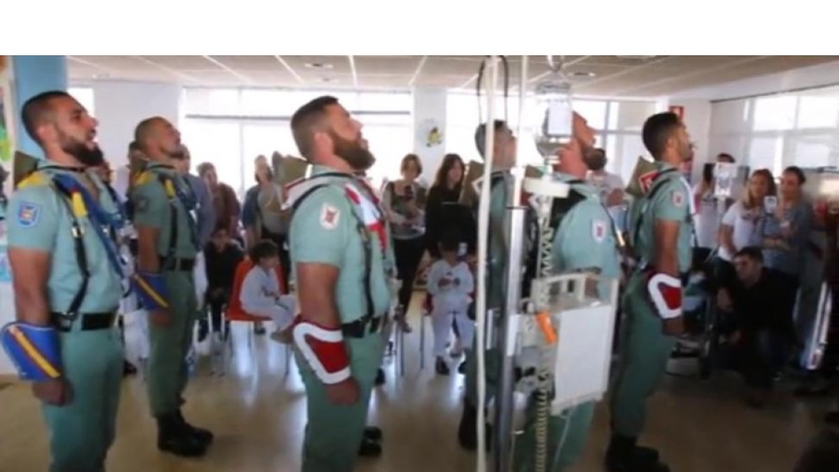 Legionarios cantando 'El novio de la muerte' ante niños enfermos de cáncer en un hospital de Málaga, este lunes 10 de abril.-YOUTUBE