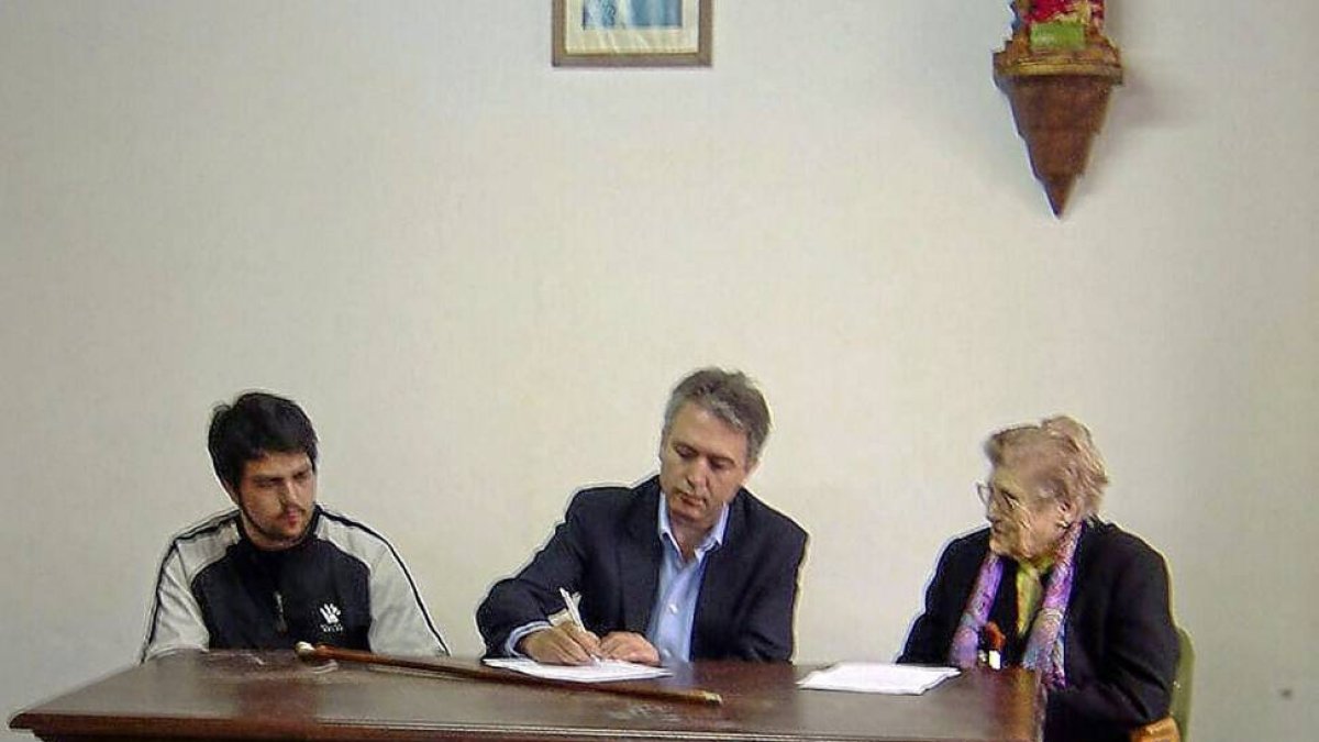 El alcalde de Villalán Ignacio Sánchez firmando su acta en 2011-El Mundo