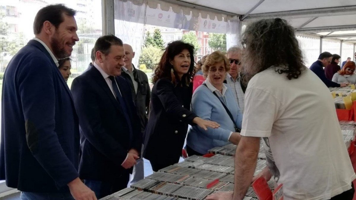 El alcalde de Valladolid y otros representantes municipales, en una Feria del Disco de los años anteriores. - ASOFED