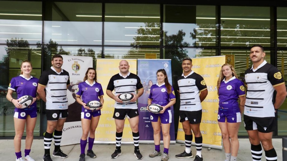 Jugadores de los equipos masculino y femenino de El Salvador.
