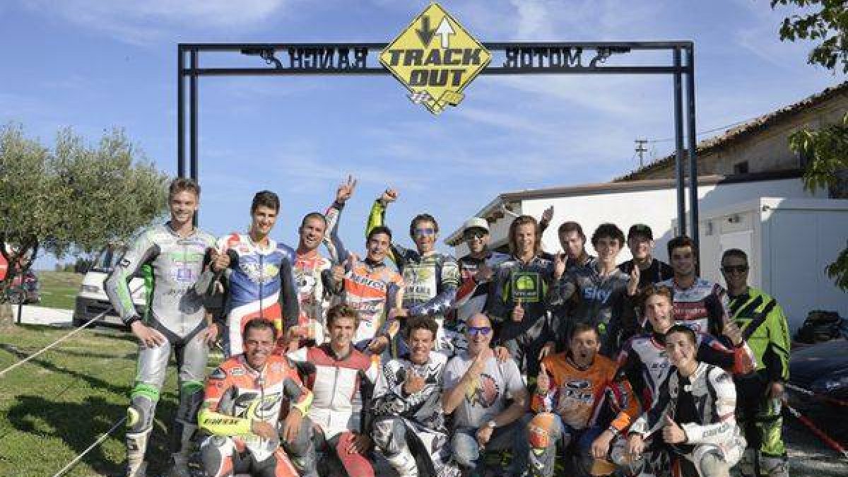 Estrellas del motociclismo en el circuito de Rossi. Arriba: Leon Camier, Federico Fuligni, Mattia Pasini, Marc Marquez, Valentino Rossi, Chad Reed, Nicolo Bulega, Tito Rabat, Pecco, Bradley Smith, Miguel Oliveira. Abajo: Loris Capirossi, Luca Marini, Fran-