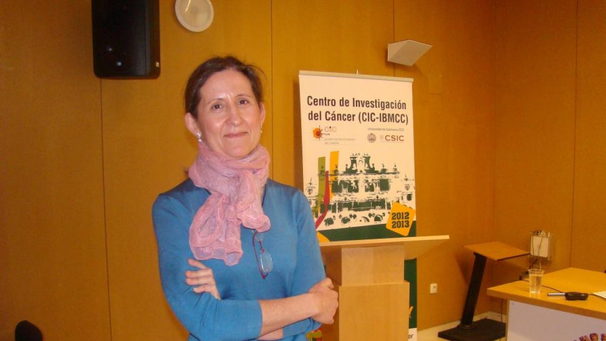 La investigadora Angelita Rebollo en las instalaciones de la Universidad de León.-EL MUNDO