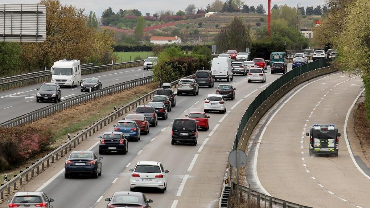 Tráfico denso en la A-62 a su paso por Simancas (Valladolid) en Semana Santa-ICAL