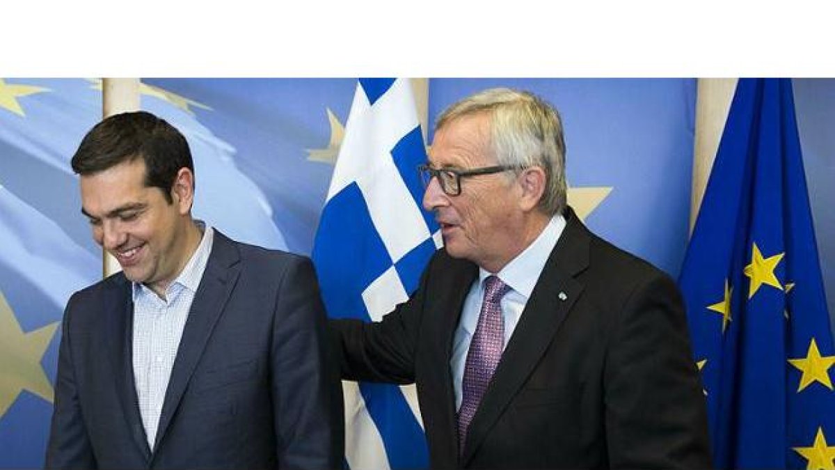 Tsipras y Jean-Claude Juncker.-Foto: AFP / JULIEN WARNARD