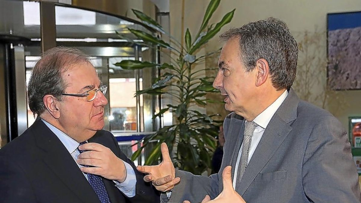 Juan Vicente Herrera y José Luis Rodríguez Zapatero conversan durante el acto de inauguración.-ICAL