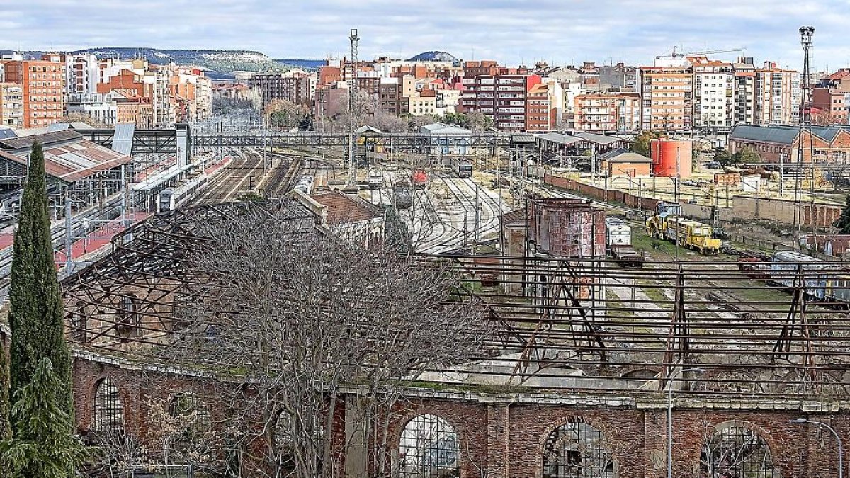 Vista del depósito de locomotoras, del que solo queda el esqueleto del tejado y la estrctura semicircular .-PABLO REQUEJO / PHOTOGENIC