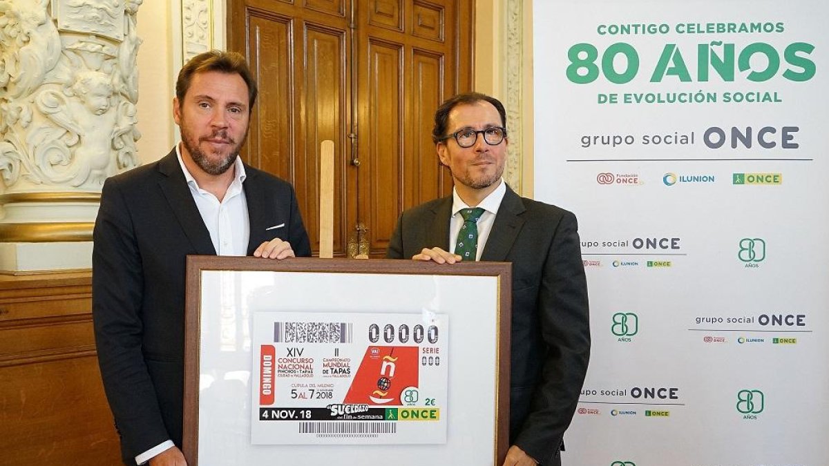 Oscar Puente, y el delegado territorial de la ONCE en Castilla y León, Ismael Pérez, presentan el cupón.-ICAL