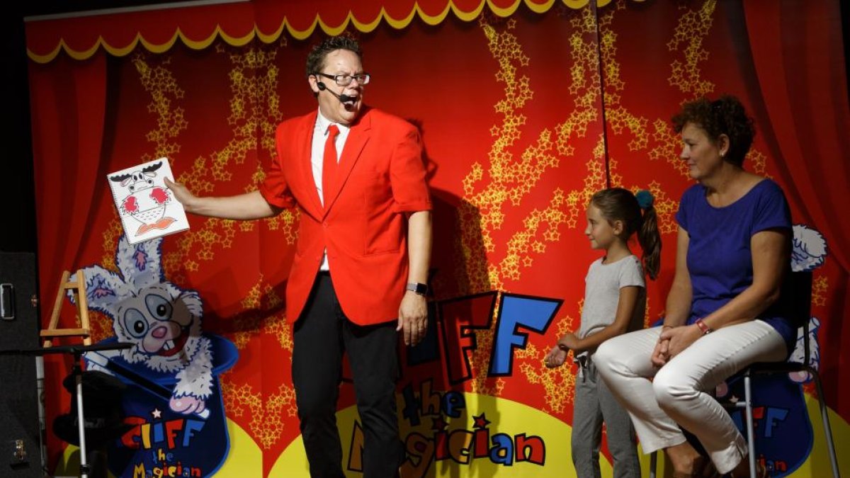 El mago Cliff hace magia en ingles para escolares en la Alhondiga.-ICAL