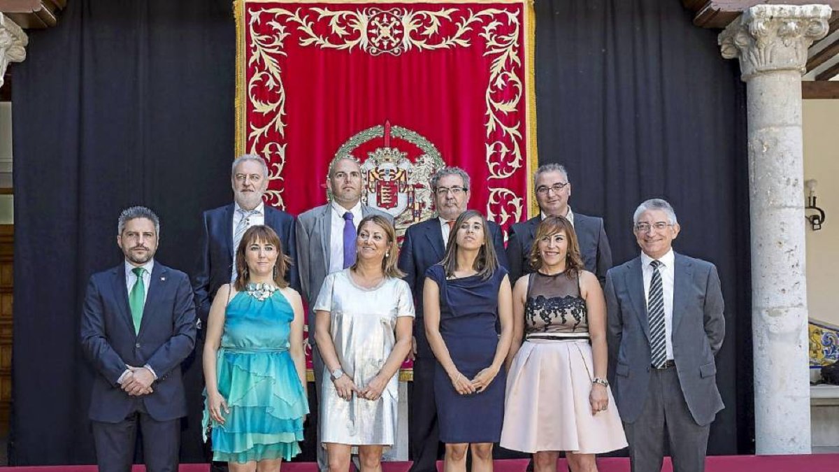 Virginia Almanza (2i) junto a Teresa López (3i) y el resto de diputados socialistas en el pleno de toma de posesión.-M. Á. Santos