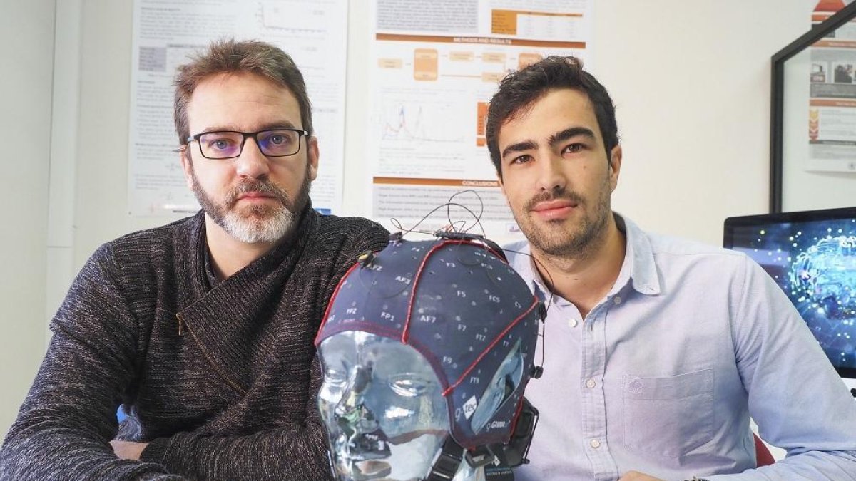Javier Gómez y Eduardo Santamaría en las instalaciones de la Escuela Técnica Superior de Ingenieros de Telecomunicación de la UVA.-MIGUEL ÁNGEL SANTOS / PHOTOGENIC