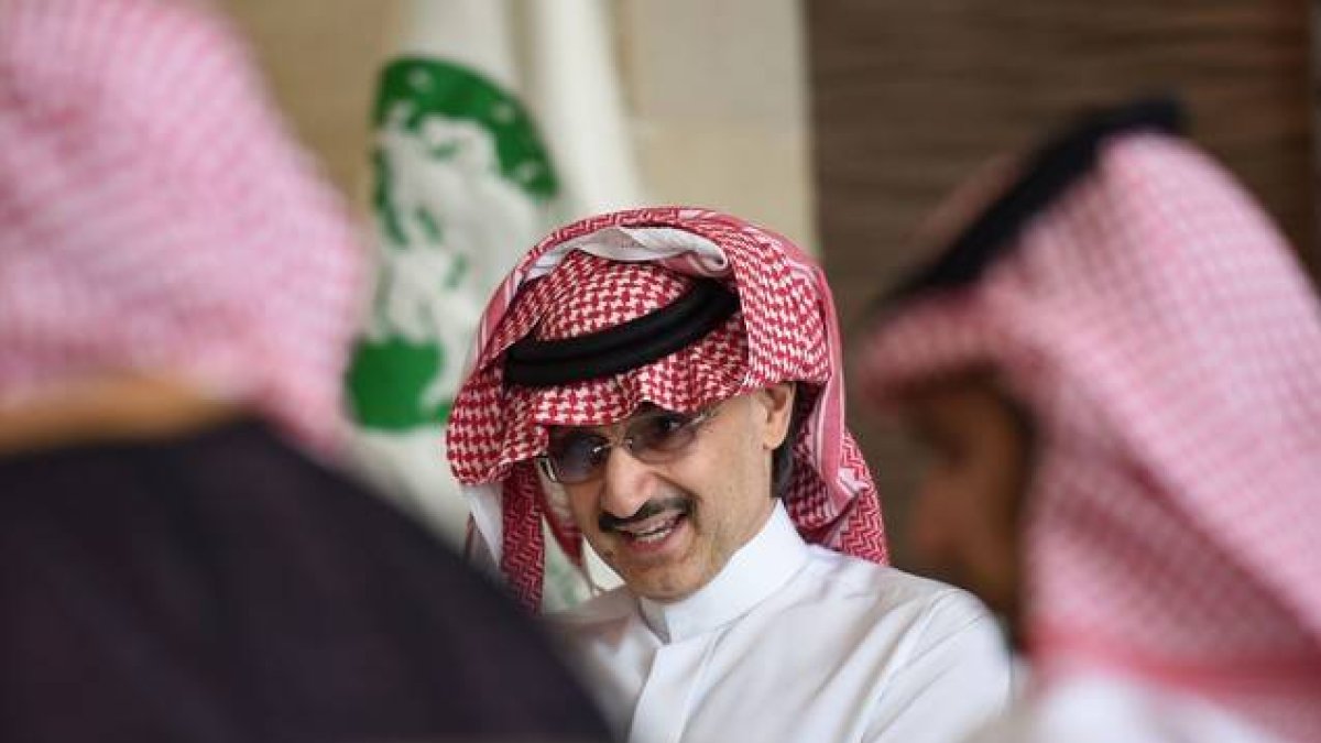 El príncipe Alwaleed, durante la rueda de prensa en la que ha anunciado la donación de su fortuna a la filantropía, el miércoles en Riad-Foto: AFP
