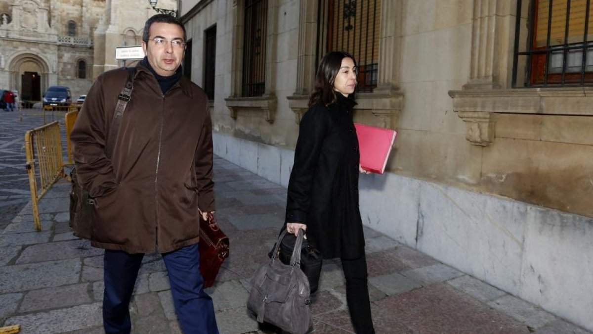 Raquel Gago y su abogado, Fermín Guerrero, entran en la Audiencia Provincial en una nueva jornada del juicio por la muerte de Isabel Carrasco-Ical