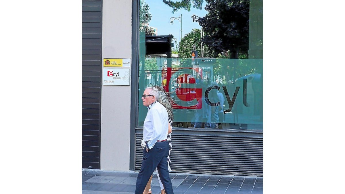Una pareja frente a una oficina de empleo en Valladolid. - PHOTOGENIC/ MIGUEL ÁNGEL SANTOS