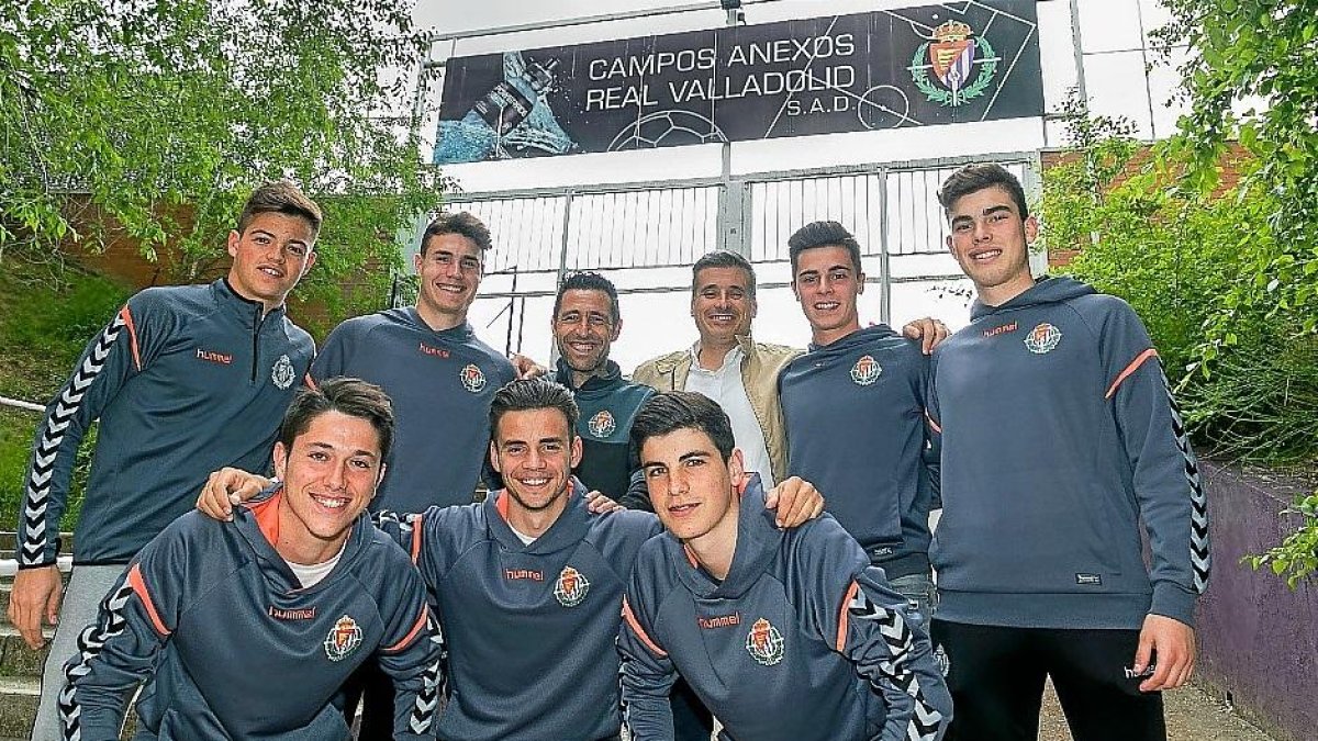 Los siete jugadores, con Gómez y Marcos, en el centro.-RVCF