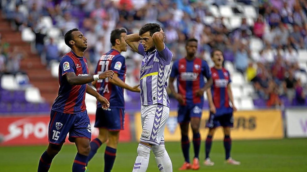 Jose lamenta una ocasión desaprovechada por el Real Valladolid frente al Huesca, ayer, en la primera parte del partido disputado en Zorrilla.-JOSÉ C. CASTILLO