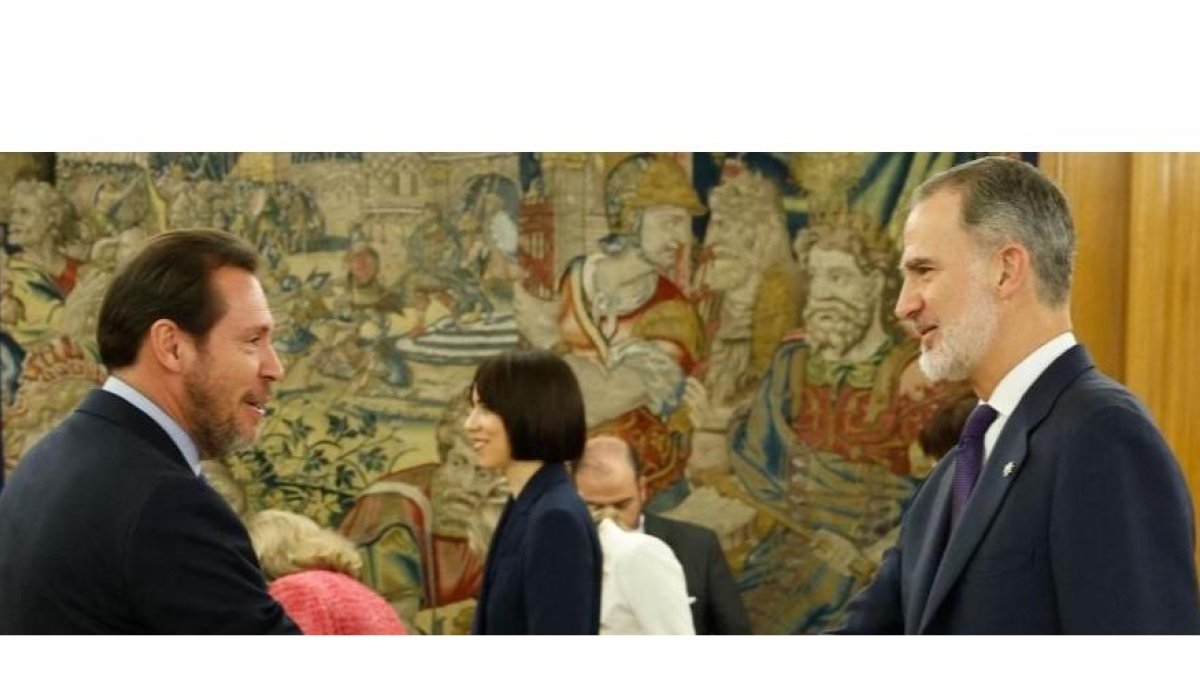 Óscar Puente saluda al rey Felipe VI durante el acto de jura de la Constitución. EL MUNDO