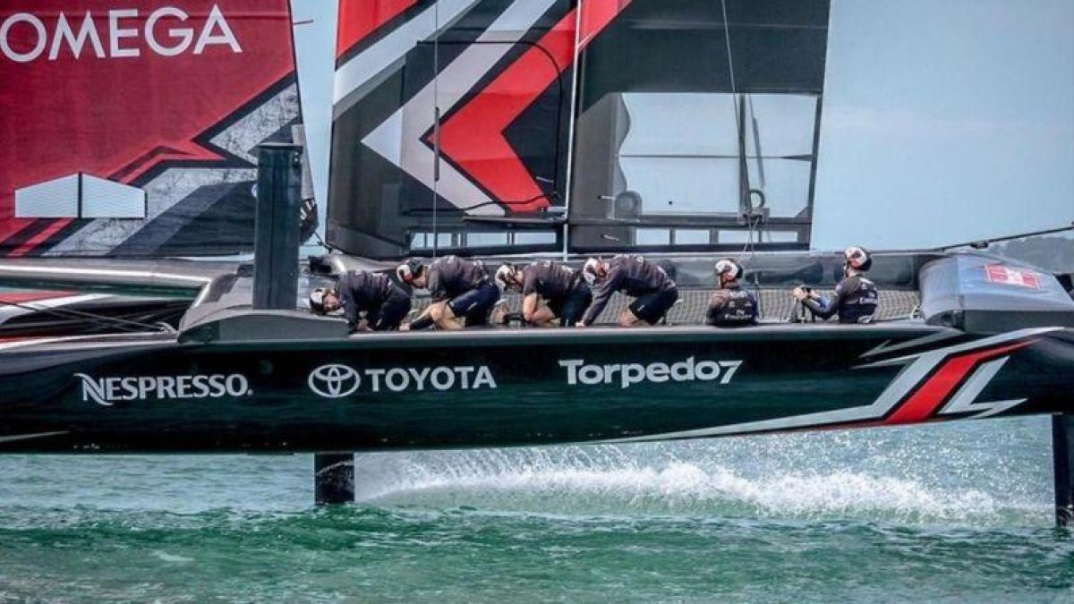 El barco del equipo Emirates Team New Zealand, con sus revolucionarias bicicletas, entrenando en su base de Auckland el pasado mes de febrero.-EMIRATES TEAM NEW ZEALAND