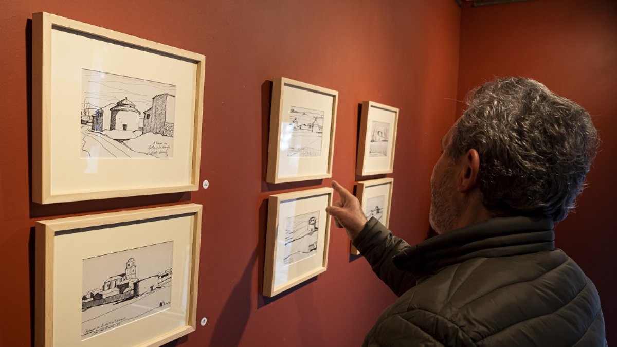 Un hombre contempla algunas de las obras del pintor. | PHOTOGENIC