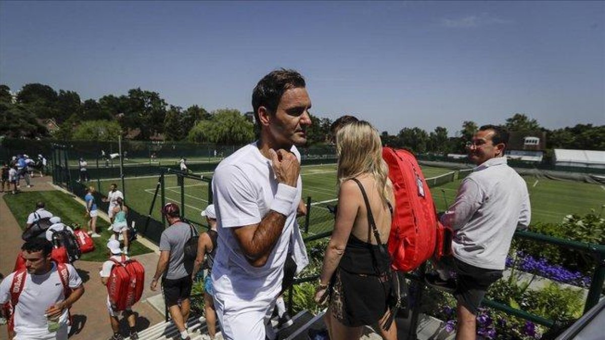Roger Federer camina entre los aficionados tras entrenarse en las pistas de Wimbledon-BEN CURTIS (AP)