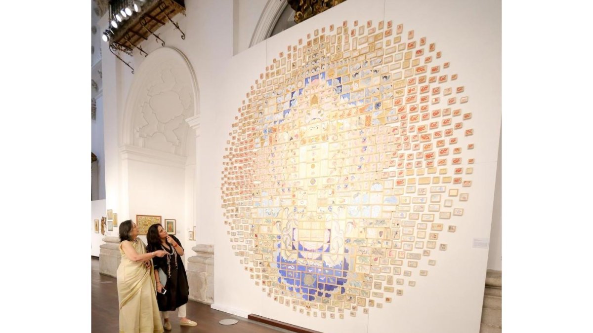 Exposición 'Forms of Devotion. Arte y espiritualidad en la India de hoy'. A la izquierda, la comisaria de la muestra, Sushma K. Bahl.-ICAL