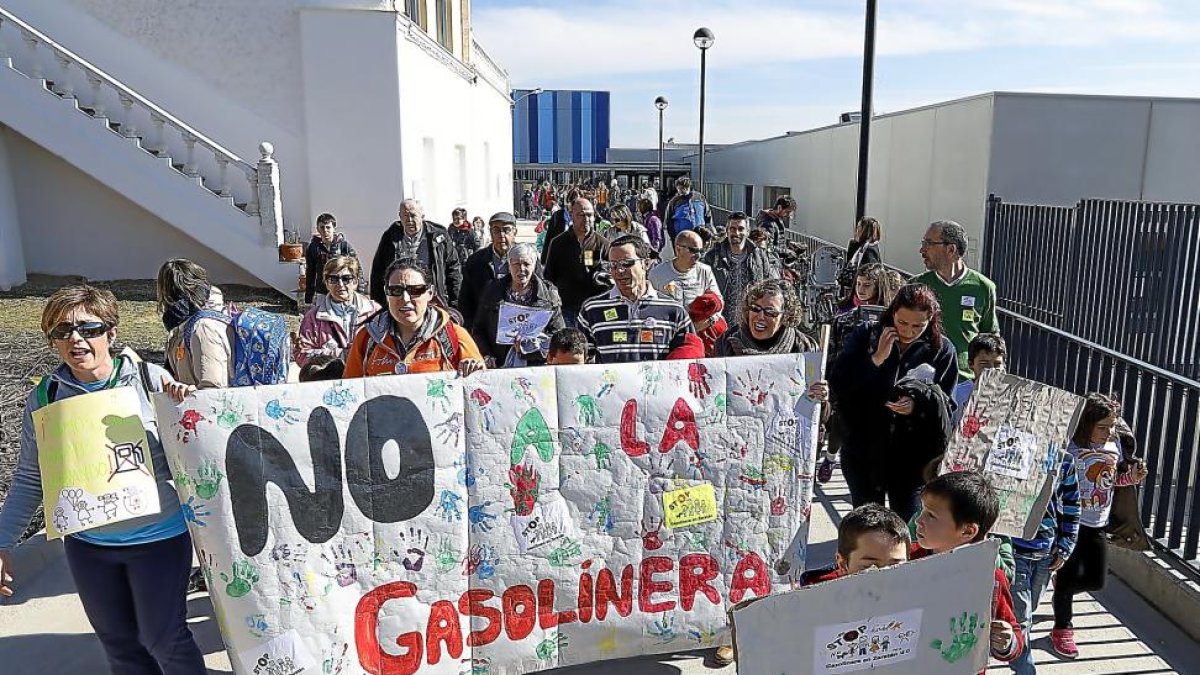 Padres, profesores y alumnos salen en comitiva del centro escolar hacia la concentración, ayer en Zaratán.-J. M. LOSTAU