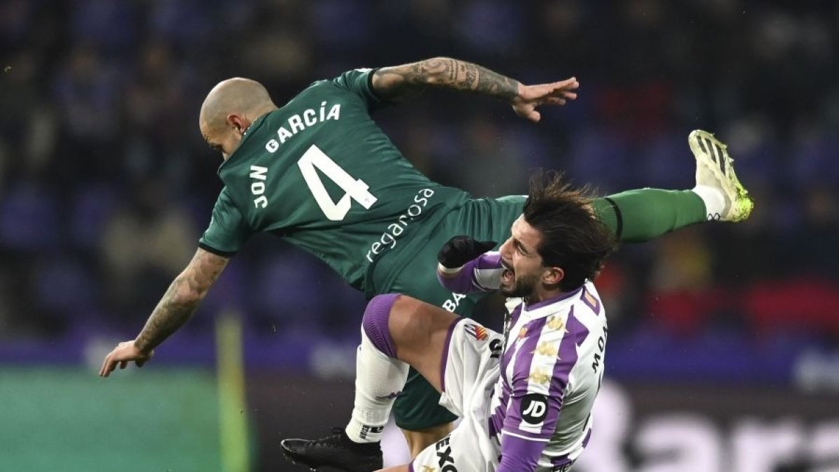 Jon García entra en falta a Monchu.