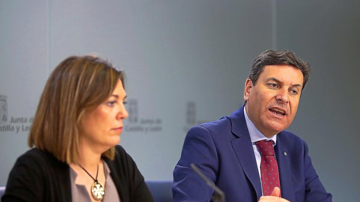 El consejero de Empleo, Carlos Fernández Carriedo, junto a la portavoz de la Junta, Milagros Marcos.-ICAL