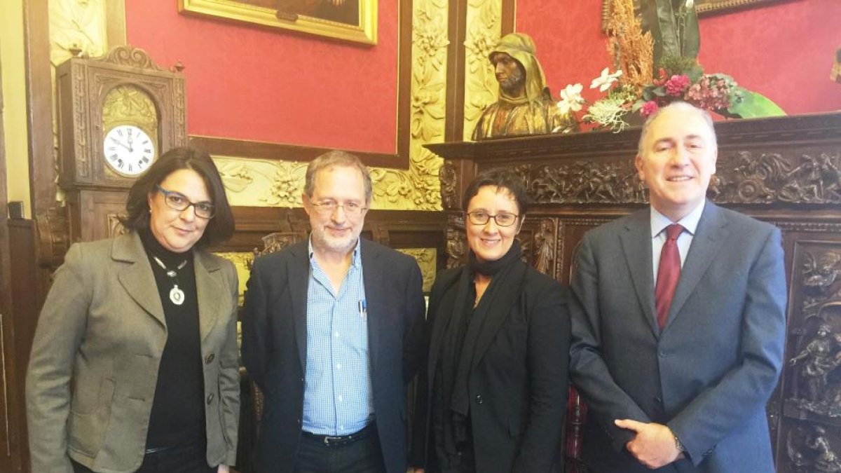 El alcalde accidental, Manuel Saravia; el concejal de Hacienda y Promoción Económica, Antonio Gato, y la gerente coordinadora de los municipios de la Metropolregion Hannover-Braunchweig-Göttingen-Wolfsburg alemana, Sabine Flores, durante la reunión manten-ICAL