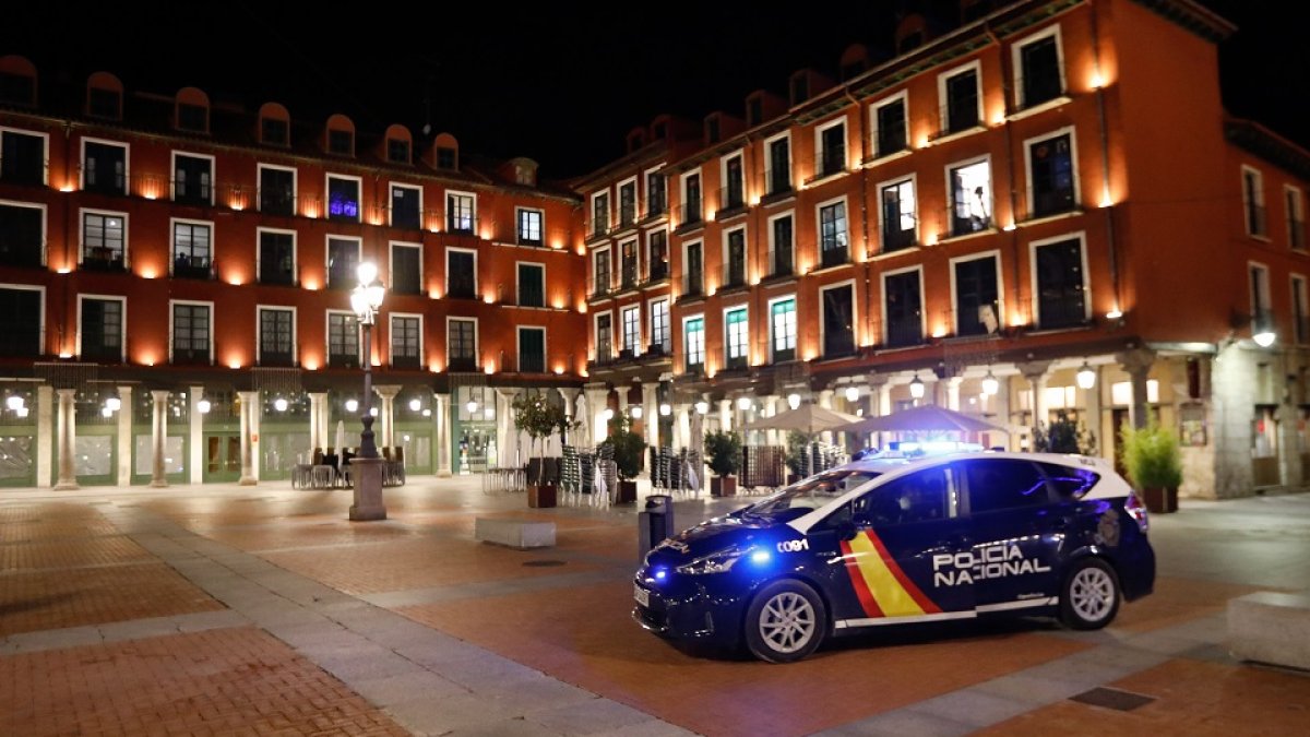 Primera noche de toque de queda en Valladolid. - JUAN MIGUEL LOSTAU