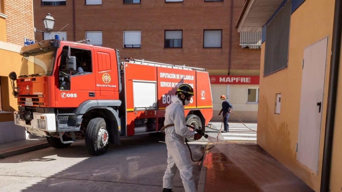 Bomberos desinfectan las inmediaciones del centro de salud de Pedrajas de San Esteban. - DIPUTACIÓN DE VALLADOLID