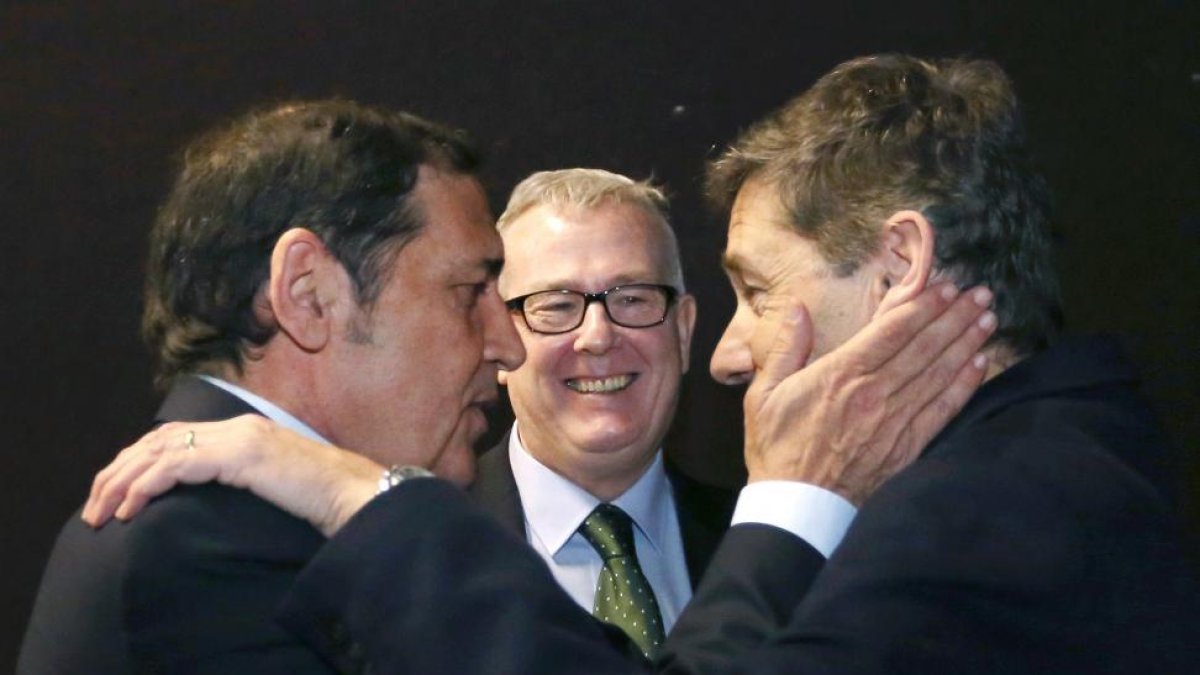El consejero de Sanidad, Antonio María Sáez, saluda al antiguo gerente del Hospital Clínico Universitario de Valladolid, José María Eiros Bouza, en presencia del nuevo gerente, Francisco Javier Vadillo.-ICAL