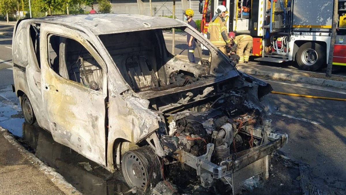 Arde un vehículo en la Carretera de Rueda en Valladolid.- POLICÍA MUNICIPAL.