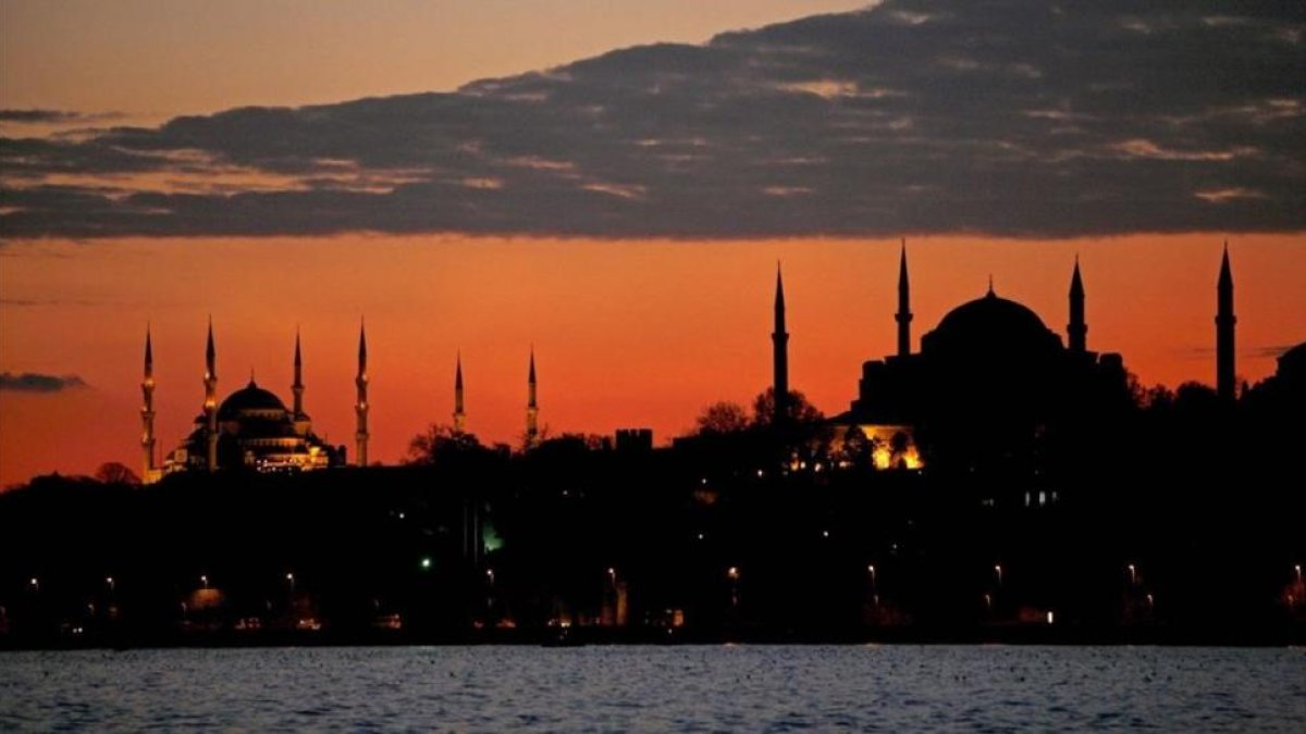 Vista de la silueta del museo de Santa Sofía y de la Mezquita Azul de Estambul.-EFE / TOLGA BOZOGLU
