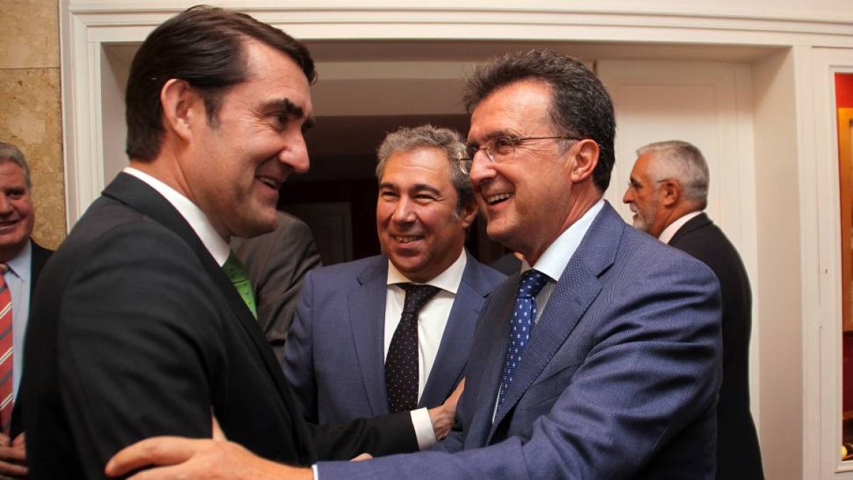 El nuevo consejero de Fomento, Juan Carlos Suárez-Quiñones(I), acompañado por el director del Diario de León, Joaquín Sánchez Torné (C) y el propietario del diario, José Luis Ulibarri (D), asisten a la entrega de los los premios Innova del Diario de León-ICAL