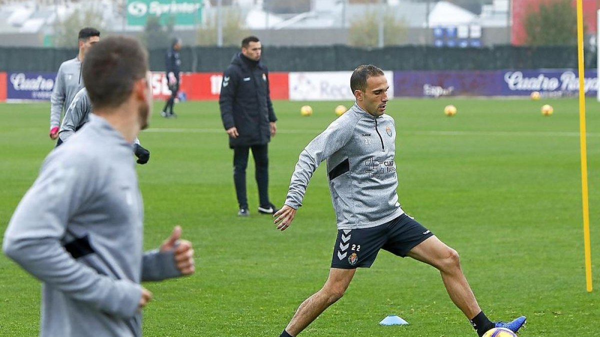 Nacho toca el balón en un ejercicio durante el entrenamiento de ayer en los Anexos.-J. M. LOSTAU