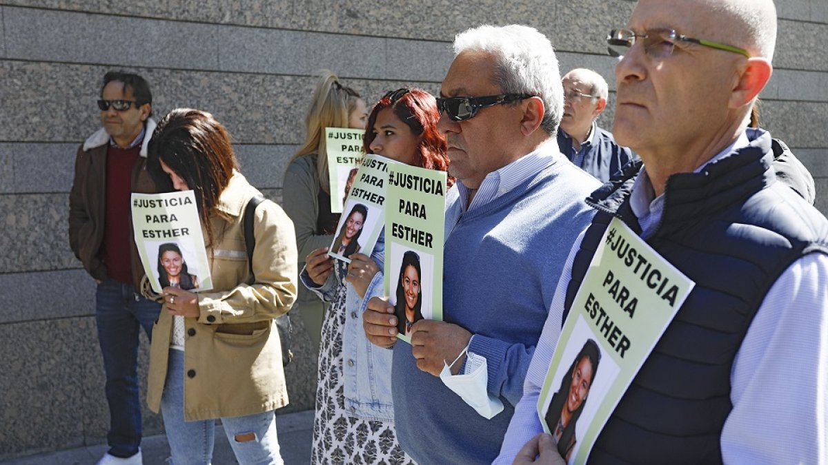 Vecinos de Traspinedo concentrados frente a los juzgados para pedir justicia para Esther.- J. M. LOSTAU