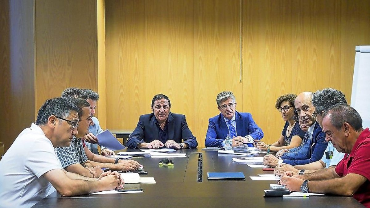 El consejero de Sanidad, Antonio María Sáez Aguado, durante la reunión con el comité de huelga.-ICAL