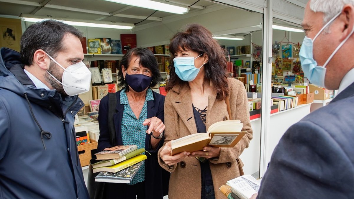 Elisa Delibes y Ana Redondo en la inauguración de la Feria del Libro Antiguo.| J. M. LOSTAU